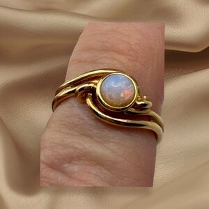 Avon Vintage Opalescent Gold Tone Ring Signed Size 6.5